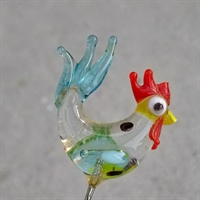 Gennemsigtig glas nipsenål, glasfiguren forestiller en hane med blå hale og gult næb.  